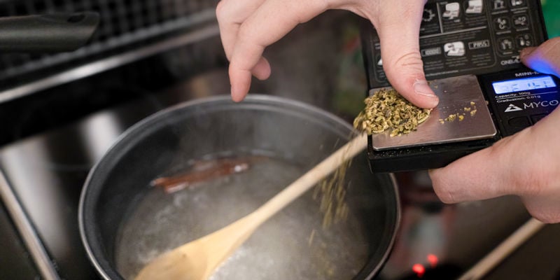 Añade El Cannabis Descarboxilado Al Cazo Y Cocina A Fuego Lento Durante 20 Minutos