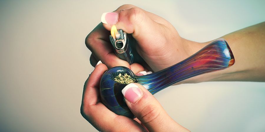 Cómo Fumar Marihuana Usando Una Pipa - Zamnesia