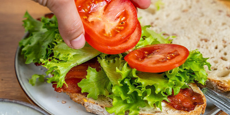 Pon Encima La Otra Rebanada Y Sirve. Una Vez Más, Si Buscas Un Efecto Más Fuerte, Prueba A Rociar Aceite De Marihuana Sobre La Lechuga Antes De Comerte El Sándwich