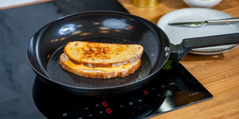 Añade La Segunda Rebanada De Pan Con El Lado De La Mantequilla De Cannabis Tocando El Queso