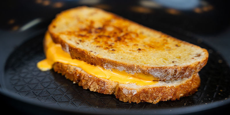 Cuando Un Lado Del Sándwich Esté Tostado Y Ligeramente Dorado, Dale La Vuelta Con Cuidado