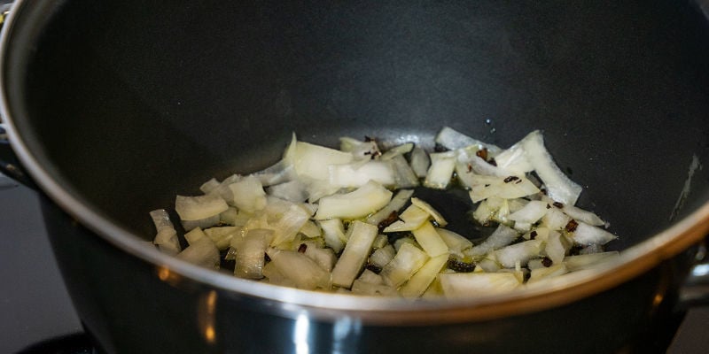 Saltea Las Cebollas Y Los Champiñones Con Un Poco De Mantequilla O Aceite De Oliva, Hasta Que Esté Todo Pochado. Agrega El Ajo Y Deja Cocinar Un Minuto Más