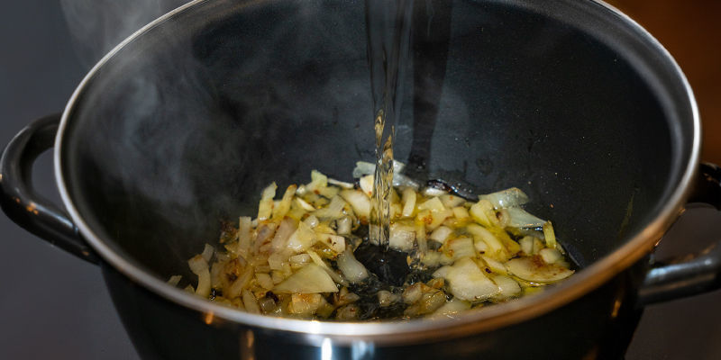 Añade El Agua Y El Caldo De Verduras Y Cocina A Fuego Lento Durante Unos 15 Minutos