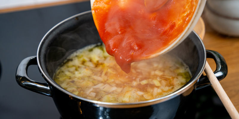 Añade Los Tomates, O El Tomate Triturado, Y El Caldo De Verduras. Deja Reducir A Fuego Lento