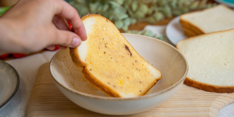 Sumerge Las Rebanadas De Pan En La Mezcla Que Acabas De Preparar, Procurando Que Queden Bien Rebozadas.