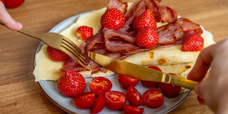 Pon Un Poco De Sirope, Fruta Fresca O Beicon Crujiente Sobre Los Pancakes, ¡y Disfruta De Esta Delicia Un Domingo Por La Mañana!