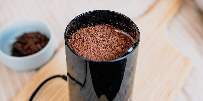 8. Pon Los Granos Pelados En Un Molinillo De Café